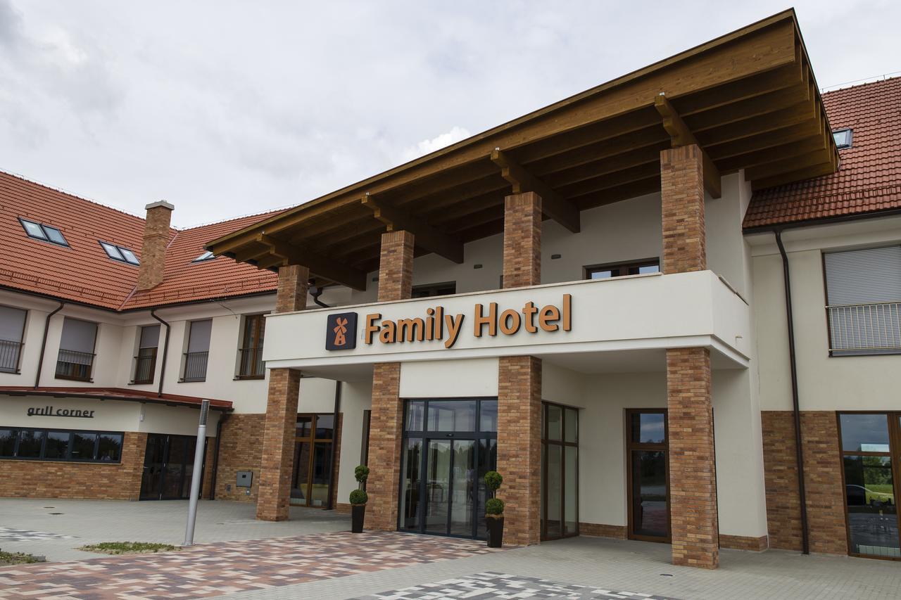 Family-Hotel Balástya Екстериор снимка